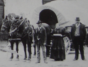 Bot mit Blachenwagen