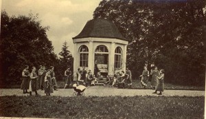 k-uZi09-04 am Pavillon